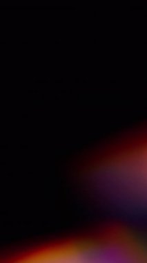 Dikey video. Parlak renk. Bulanık sanat ışığı. Odaklanmamış mavi yeşil parıltı gökkuşağı spektrum kıvılcımları koyu siyah arkaplanda yüzüyor..