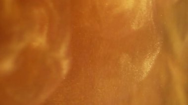 Parıltı dağılmış sıçrama. Sanat pırıltısı. Toz akışı girdap mürekkep sisi emülsiyonu. Turuncu sarı renk parlak desen soyut bulanık scintilla arkaplan.