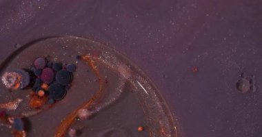 Köpüklü köpükler. Arkaplanı boya. Akrilik sanat soyutlamasında mor turuncu parlak desen yuvarlak yağ pigment dairesi.