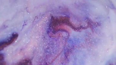 Parlak pigment. Odaklanmamış mürekkep yayılmış. Bulanık ıslak dokuda mor beyaz pigment dökülmüş. Renkli soyut sızıntı girdap arkaplanı.