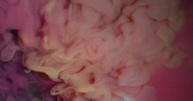 Patlama mürekkebi buharı. Işıltılı su sıçratma. Odaklanmamış pembe renk bulutu duman dokusu simli gökkuşağı sisi soyut akrilik arkaplana yayılıyor.