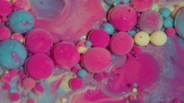 Boya sıvısı. Sıvı arka plan. Mermer su yuvarlak dokusunda pembe mavi yağ mürekkebi yaratıcı sanat soyutlamasında akıyor..