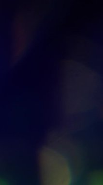 Dikey video. Parıltı rengi. Bulanık ışık parıltısı. Odaklanamayan sarı mavi kaleydoskop ışıltılı lens soyut sanat arka planında yüzüyor..