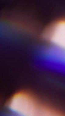 Dikey video. Optik işaret fişeği. Bulanık lens ışığı. Odaklanmamış mavi yeşil renkli pırıltılı parlak lazer deseni siyah arka planda..