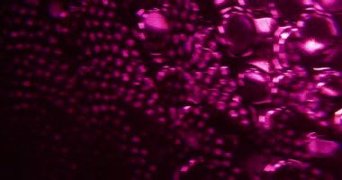 Odaklanamayan mor kristal. Parlak doku. Soyut aydınlatma ışığı üzerinde renk yuvarlak optik aydınlatma merceği koyu siyah arkaplan bokeh.