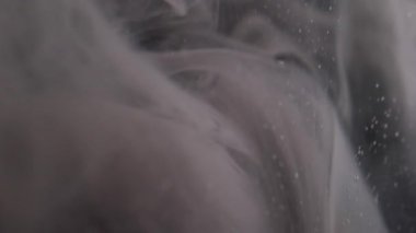 Bulanık sanat dumanı. Grunge dumanı. Gri sıvı boya kül parçacıkları karışım akışı. Soyut odaklanmış su gece arkaplan dumanı örtüsü.