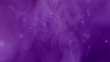 Pırıl pırıl. Mürekkep bulanıklığı dalgası. Mor menekşe metalik toz sanat sisi suyu. Odaklanmamış parlak akış sıçrama renk soyut arkaplan.