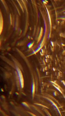 Dikey video. Alevli disko festivali. Bulanık kıvılcım gökkuşağı. Soyut sanat ışığı arkaplanındaki sönük altın sarısı renkli titreşimli spektrum.