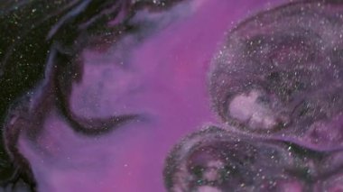 Köpüklü serpinti. Boya dokusu. Soyut yaratıcı koyu arkaplan üzerinde parlak parçacıklar akan bulanık pembe mavi renk.