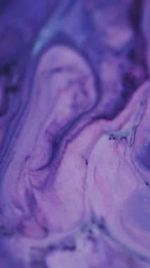 Dikey video. Parlak mor boya. Odaklanamayan kozmetik doku. Pürüzsüz, pırıl pırıl bulutların karışımı bulanık, aydınlık, modern arka planı açıyor..