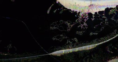 Elektronik hata. Renk bozukluğu. Pembe akış parıltı ses kalıntıları kırık gökkuşağı efekti sıvı kristal koyu siyah soyut sanat bokeh arkaplan.