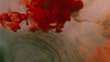 Boya çözeltisi. Duman girdabı. Renkli su damlayan turuncu gri pigmentler bulanık sıçrama karışımı. Sis damlası kıvrımlı boya grunge soyut sıvı arkaplan.