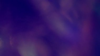 Fişekler bulanıklaşıyor. Neon dağılımlı gradyan. Menekşe mavisi arka planda parlayan ışınlar. Gece renkli soyut fantezi kırılma optik efekti örtüyor.