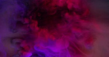 Akrilik bulut sanatı. Neon duman buharı. Odaklanmamış pembe mavi boya gökkuşağı simli duman su sıçraması soyut arka planda yayılıyor.