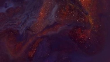 Parıldayan mürekkep. Parlak arka plan bulanık. Odaklanmamış turuncu, bronz, parlak su deseni, sanatın koyu siyah, yaratıcı soyutlaması..