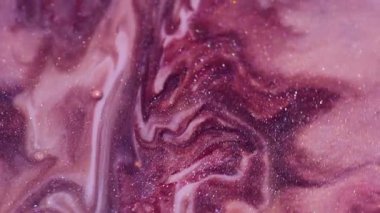 Parıltı emülsiyonu. Boya sanatı. Odaklanmamış mor bronz renk akan ıslak lekeler sıvı soyut akrilik arka planda yayılıyor.