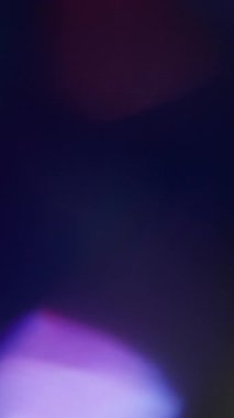 Dikey video. Parlak arka plan. Bulanık parıltı. Odaklanmamış mor eflatun sarısı flaş desen soyut koyu siyah sanat üzerine titrek optik al lens.