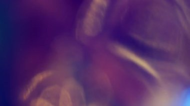 Yansıma sızıntısı. Görüntü hologramı örtüşüyor. Renkli ışıklılık optik etkisi. Sanat menekşesi neon ışıltısı soyut soluk ışın arkaplanı.