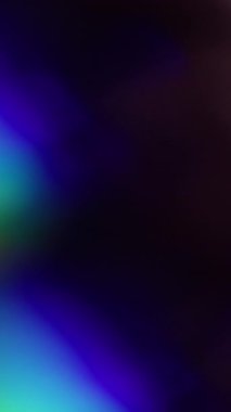 Dikey video. Çoklu renk sızıntısı. Bulanık yanardöner parlama. Odaklanmamış mavi kırmızı kıvılcım ışık deseni soyut sanat koyu siyah arkaplan üzerinde titreşir.