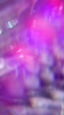 Dikey video. Flaş bokeh dokusu. Görüntü soyut kıvılcım. Odaklanmamış pembe renkli lens sanat ışığı arka planında yanıp sönen parlak bir parıltı.