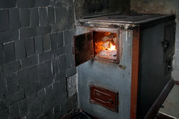 老农村柴炉用燃烧着的木柴 — 图库照片