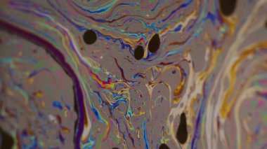 Dikey video. Yağ sıvısı. Mürekkep karışımı. Odaklanamayan mavi yeşil renk akan mor pembe sıçrama soyut koyu siyah sanat arka planında yüzüyor..