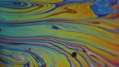 Dikey video. Psikedelik sanat. Yağlı sıvı karışımı. Odaklanmamış mavi mor renkli akıcı boya sıvısı damlası soyut arkaplanda yüzüyor.