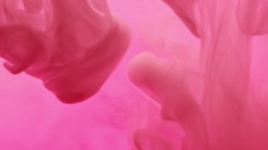 Duman sıvısı karışımı. Yüzen boya. Pembe boya damlası neon rengi sıvı pigmenti çözer. Sanat kimyasalı sıçraması soyut odaklanmış arkaplan.