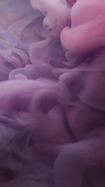 Dikey video. Buhar girdabı. Sis sıçraması. Soyut sanat arka planında yüzen su akışkan duman dokusunda çözünmüş pembe kırmızı renkli boya..