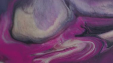 Görüntü pırıltısı dökülüyor. Prizma sıvısı. Pembe beyaz parıldayan sıvı grunge sızıntısı. Kemer merceğinin üzerinde. Soyut arka plan boyası karışımı..