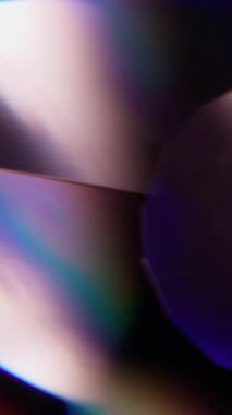 Dikey video. Daire çiz. Bulanık geometrik işaret fişeği. Soyut koyu siyah sanat arka planında sönük mavi yeşil çok renkli gökkuşağı spektrum titreşimli ışık.