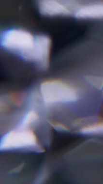 Dikey video. Işık kırılması. Görüntü pırıltısı. Odaklanmamış mavi turuncu renkli parıltılı kaleydoskop soyut sanat arka planında yüzüyor..