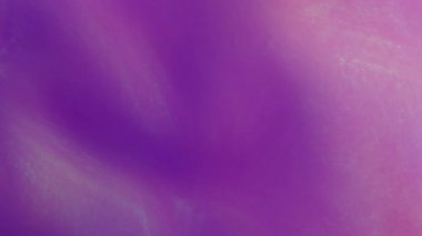 Odaklanamayan parlaklık. Floresan bulanıklığı parlıyor. Karanlık menekşe gradyan soyut arkaplanda neon rengi ışık parlaması. Eski film yansıması sanat efekti.