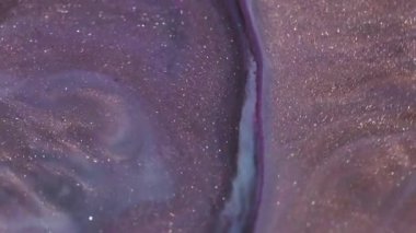 Parıltı dalgası. Boya karışımı. Odaklanamayan mor renkli köpükler akan su soyut akrilik sanat arka planına yayılıyor..