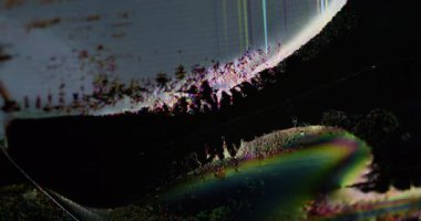 Elektronik gürültü. Piksel sinyali. Mor sarı renk sıvısı parlayan gökkuşağı kalıntıları koyu siyah soyut bokeh arka planda patlamaya neden olur..