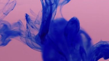 Boya çözeltisi. Duman girdabı. Mavi pigment damlayan renk su bulanıklığı buhar sıçrama karışımı. Sanat eseri boya damlası soyut sıvı arkaplan akışı.