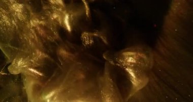 Altın sis sıçraması. Parlak mürekkep. Bulanık sarı renkli parlak gökkuşağı parlak su kırılan cam soyut siyah sanat arkaplanı.