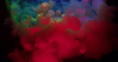 Neon sisi sanatı. Sis dokusunu boya. Odaklanmamış pembe mavi renkli simli gökkuşağı soyut koyu siyah arkaplan üzerine yayılan su bulutu sıçrıyor.