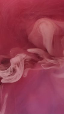 Dikey video. Su altyapısı. Boya rengi. Odaklanmamış pembe bulut dokusu karışımı sıvı ruhani sıvı yaratıcı sanatta yüzüyor..