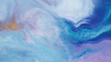 Parıltı karışımı. Bulanık boya suyu. Odaklanmış emülsiyonda mavi, beyaz, parlak sıvı akışı. Enamel mor girdap soyut arkaplan.