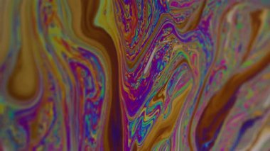 Dikey video. Yakıt lekeleri. Yakıt suyu. Odaklanmamış sarı mor mor renkli ıslak boya pembe yeşil sıvı soyut arkaplanda yüzüyor.