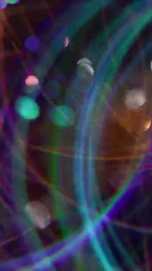 Dikey video. Bulanık daireler. Odaklanamayan parlak maytap. Soyut Bokeh hafif arkaplan üzerinde hareket eden yeşil renkli parlayan parçacıklar mercek alevi.