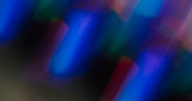 Renkli parıltı bulanıklığı. Neon sızıntısı. Mor mavi kristal yansıma parlaklık prizması. Siyah arka planda floresan parıltı karışımı..