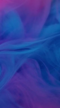 Dikey video. Bulut dalgası. Boya karışımı. Odaklanmamış pembe mor renkli su maddesi kimyasal sis akrilik sıvı soyut arkaplanda hareket ediyor.