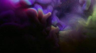 Renkli duman. Galaksi boyası. Siyah arka planda mor parlak sıvı akışı. Gökkuşağı yay eğrisi parlaklığı soyut gece neonu bulanık su.