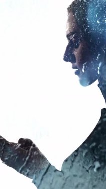 Dikey video. Mobil sohbet. Çevrimiçi melankoli. Gece yağmur damlalarında telefon kullanan kadın profili silueti beyaz boş arkaplanda izole edilmiş..