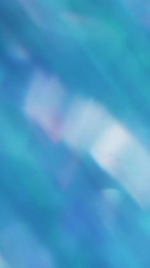 Dikey video. Odaklanmamış ışıltı dokusu. Parlak ışık. Bulanık sarı yeşil kırmızı mor renk bokeh arkaplanda ışıltı parçacıkları mercek parlaklığı.