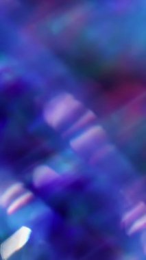 Dikey video. Odaklanamayan çok renkli parıltı. Duman dokusu. Parlak parçacıklar, bulanık sisli mor bokeh ışık arkaplanı üzerinde dönen parlak mercekler..