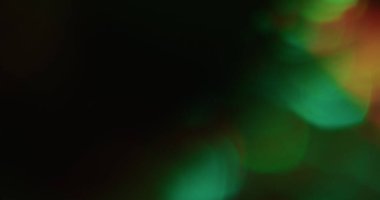 Flaş sızıntısı. Retro işaret fişeği. Yeşil turuncu daire koyu yeşil arka planda kıvılcımlar saçar. Boş alanı olan soyut renk yaşlandırılmış aydınlatma dokusu.