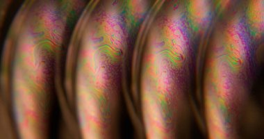 Bulanık yanardöner dalga. Kabarcık dokusu. Soyut sanat arka planında yüzen pembe mor neon renkli benzin akrilik eğri pigmenti.